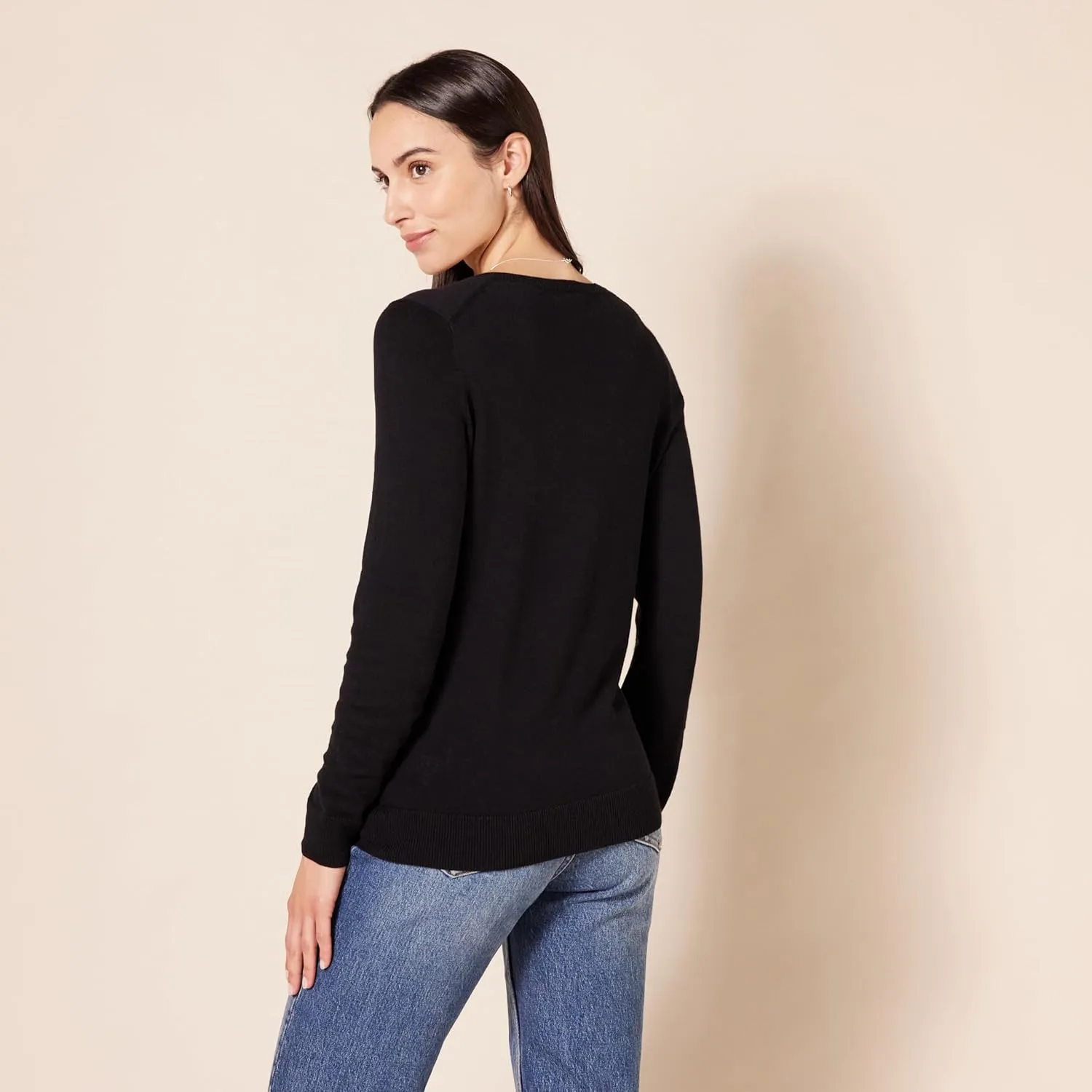 Amazon Essentials Women's Classic-Fit Lightweight Long-Sleeve V-Neck Sweater (Available in Plus Size)